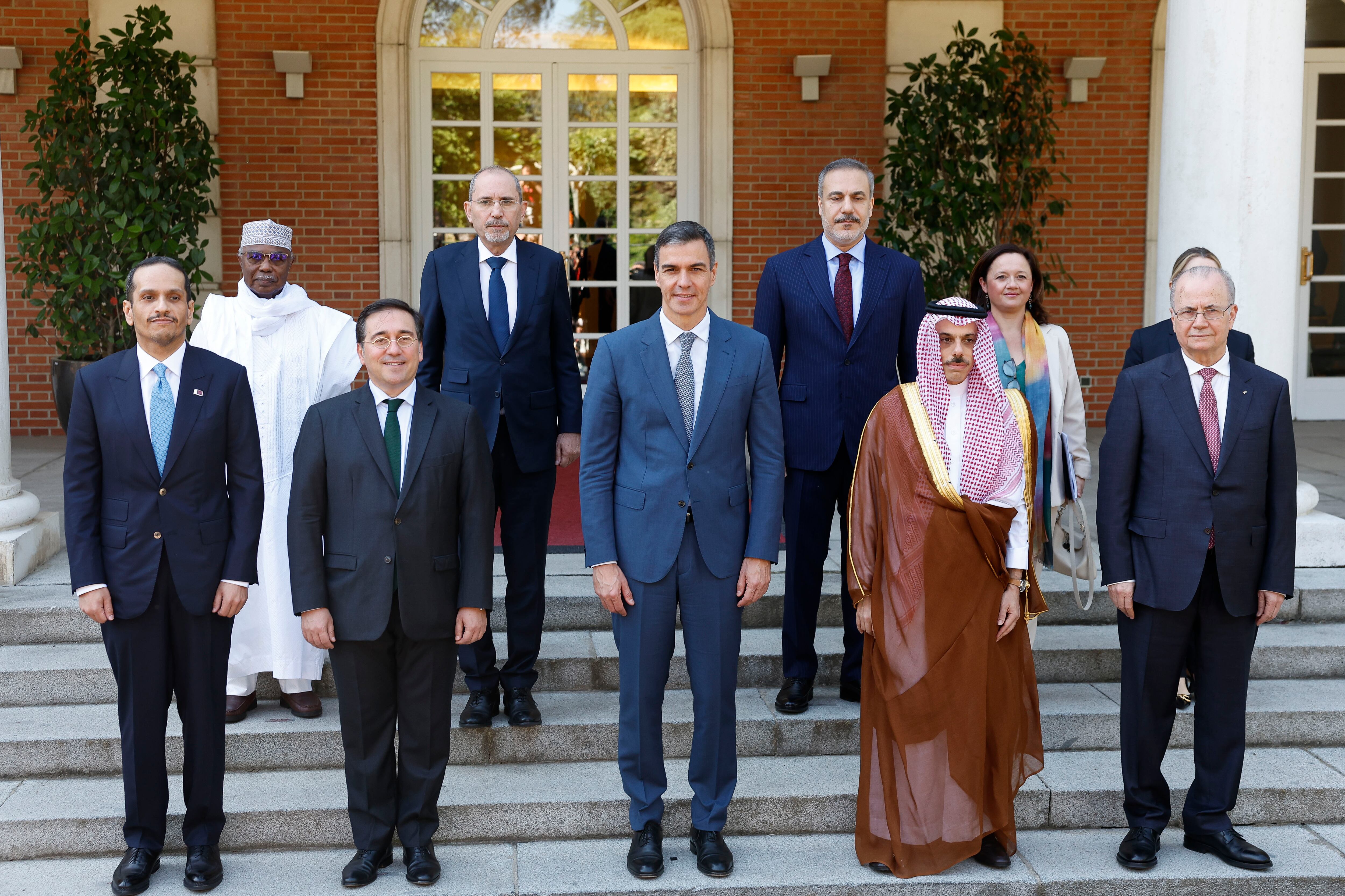 MADRID, 29/05/2024.- El presidente del Gobierno, Pedro Sánchez (C), y el ministro de Exteriores, José Manuel Albares (2i), posan para una foto de grupo junto al primer ministro palestino, Mohamed Mustafa (d), al secretario general de Organización de Cooperación Islámica, Hussein Ibrahim Taha (2i, detrás), y a varios ministros de Asuntos Exteriores de países árabes del llamado Grupo de Contacto Árabe para Gaza, este miércoles, en el Palacio de la Moncloa. EFE/ Chema Moya