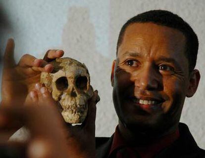 Zeresenay Alemseged muestra el cráneo de la <b><i>Niña de Dikika.</b></i>