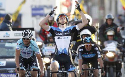 Vanmarcke celebra su victoria en Gante por delante de Tom Boonen (izquierda) y Juan Antonio Flecha (derecha).
