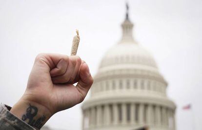 Un activista pro cannabis sostiene un 'porro' durante una reciente manifestación en Washington.