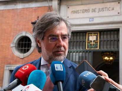 El magistrado de la Asociación Profesional de la Magistratura (APM), Juan José Carbonero, ofrece declaraciones a los medios a su salida de la reunión de este lunes entre jueces y fiscales con el Ministerio de Justicia.