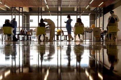 Profesionales sanitarios en el campus de Bellaterra de la Universidad Autónoma de Barcelona.