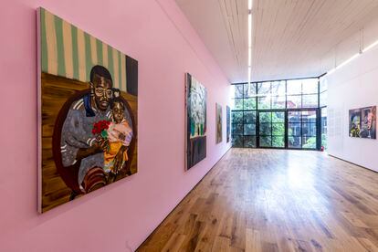 La exposición 'Un abrazo', de múltiples artistas, en la galería de Mariane Ibrahim, en la Ciudad de México.