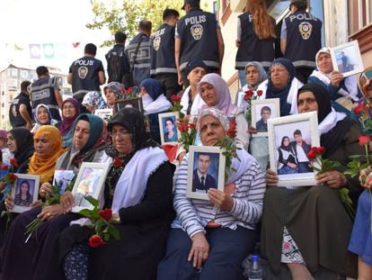 Sentada de las familias que denuncian que sus hijos fueron obligados a unirse al PKK, el pasado viernes en Diyarbakir (Turquía).