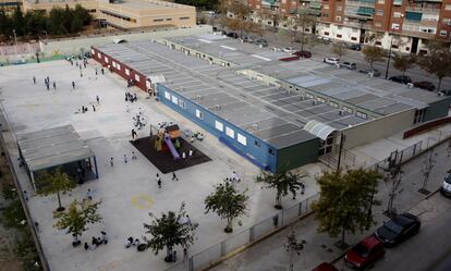 El colegio 103 de Valencia, montado íntegramente con barracones.