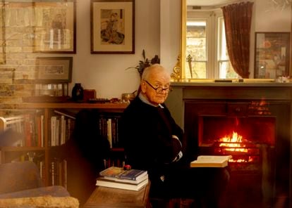 El neurocirujano Henry Marsh, retratado en su casa en Wimbledon, al sur de Londres.