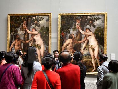 Visitantes del Museo del Prado observan 'Adán y Eva', de Rubens, en abril del año pasado.