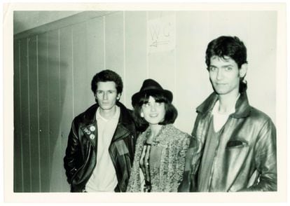 From the left, Nacho Canut, Ana Curra and Carlos Berlanga in the dressing rooms of the tribute concert to Canito, at the Escuela de Caminos in Madri, in February 1980. / JESÚS ORDOVÁS