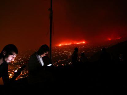 A view shows a fire over the mountains near empty houses after the evacuation in different villages in the north, as wildfires rage out of control on the island of Tenerife, Canary Islands, Spain August 20, 2023. REUTERS/Nacho Doce  REFILE - QUALITY REPEAT DUE TO TECHNICAL ISSUE