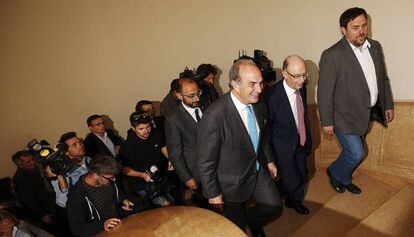 El ministro de Hacienda, Crist&oacute;bal Montoro, y el vicepresidente de la Generalitat, Oriol Junqueras, ayer en Fomento.