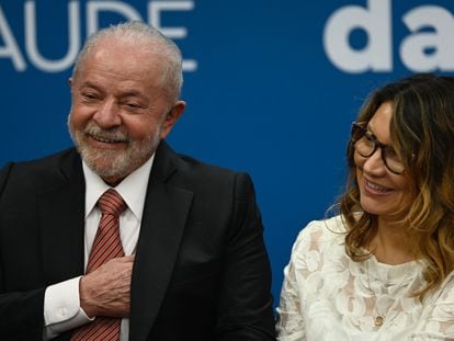 El presidente Lula, con su esposa, Janja da Silva, este lunes en un acto público en Río de Janeiro.
