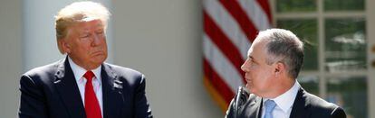El presidente de EE UU, Donald Trump, escucha al director de la Agencia de Protección Ambiental Scott Pruitt tras anunciar la salida de EE UU de los acuerdos de París.