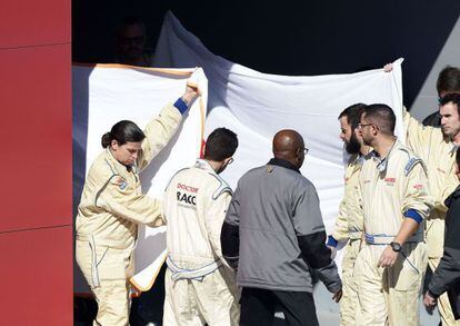 Moment en què Alonso és evacuat de la clínica del circuit de Montmeló.