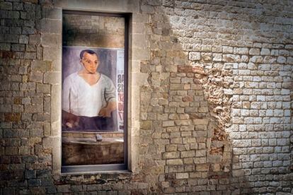 Cartel de la exposición 'Devorar París', en el museo Picasso, reflejado en una ventana del edificio