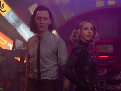 Tom Hiddleston y Sophia Di Martino en un  fotograma de la serie 'Loki'.