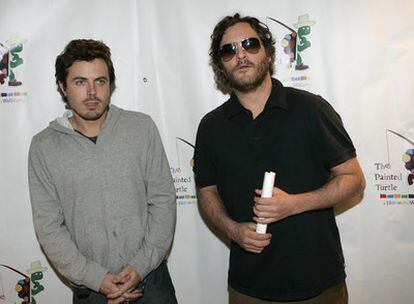 Los actores Casey Affleck y Joaquin Phoenix en una presentación de beneficiencia en San Francisco el 27 de octubre de 2008