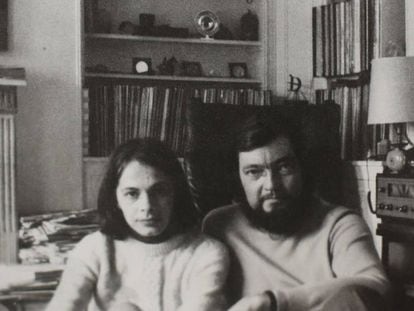Cristina Peri Rossi y Julio Cortázar, en la casa de este en París, en 1973.
