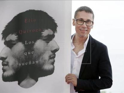 Elio Quiroga, ahir al Festival de Sitges amb la portada de la seva novel·la.