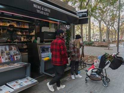 Uno de los primeros quioscos de Barcelona que además de prensa diaria y revistas, vende café, en una imagen de 2020.