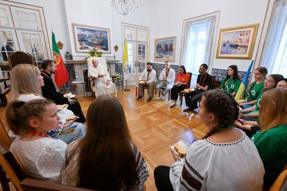El papa Francisco, durante la reunión con un grupo de
15 jóvenes peregrinos de Ucrania, este jueves.