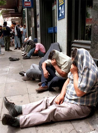 Ciudadanos peruanos ilegales tras ser detenidos en el barrio de El Once, en Buenos Aires.