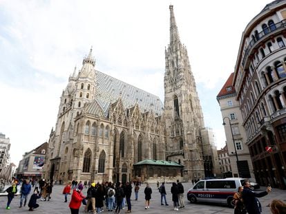 Un coche de la policía pasa junto a la catedral de San Esteban en Viena, este miércoles.