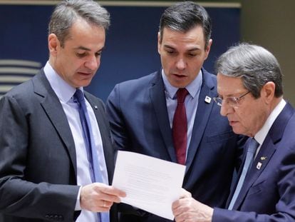 Los jefes de Gobierno de Grecia (Kyriakos Mitsotakis), España (Pedro Sánchez) y Chipre (Nicos Anastasiades), el jueves en Bruselas.