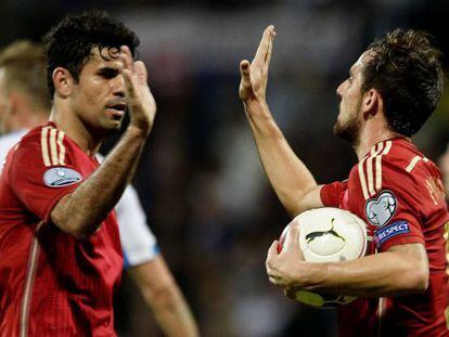 Costa y Alc&aacute;cer celebran un gol en Luxemburgo.