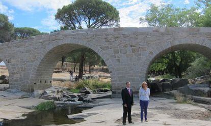 El puente Mocha tras su restauración, inaugurado ayer por la Consejera de Cultura, Ana Isabel Mariño, y el alcalde de Valdemaqueda.