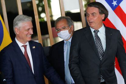 El presidente Bolsonaro y el consejero de Seguridad Nacional de EEUU, Robert O'Brien, (izquierda) este martes junto al ministro Paulo Guedes, de Economía, en Brasilia.