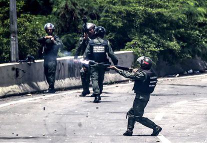 Un miembro de la Guardia Nacional Bolivariana dispara a los manifestantes durante la jornada de paro nacional.