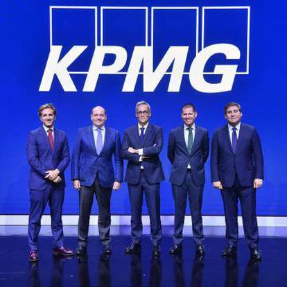 De izquierda a derecha, los abogados César Salagaray, José Marí, Carlos García del Cerro, Miguel Ferrández y Antonio Fernández, durante un acto de presentación de KPMG.
