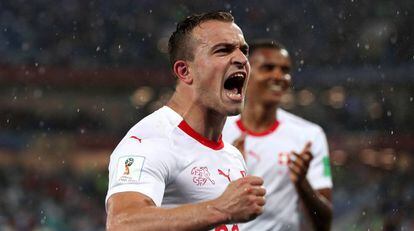 Shaqiri celebra su gol ante Serbia.