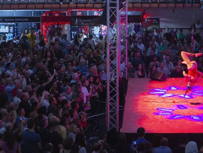 Espectáculo en vivo en el Salón Erótico de Barcelona. 