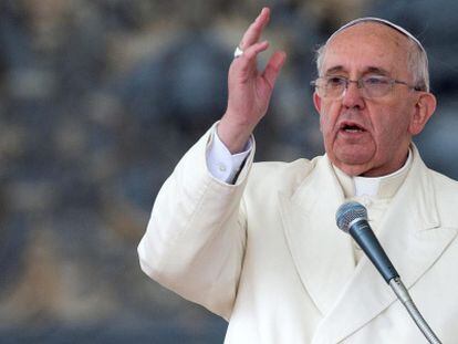 El papa Francisco bendice a los fieles durante la audiencia general de los miércoles en la plaza de San Pedro en el Vaticano.