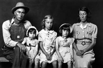 'Sin título'. Mike Disfarmer (Family of five children in center of portrait mothers eyes looking down), 1939-46.