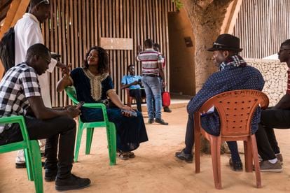 A group of teachers, during one of the breaks.