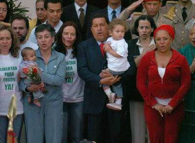 La liberada Consuelo González (segunda por la izquierda), con sus hijas a los lados; el presidente venezolano, Hugo Chávez, con la nieta de Consuelo González en brazos; la ex rehén Clara Rojas; la senadora colombiana Piedad Córdoba y la madre de Clara Rojas, ayer en el palacio de Miraflores.
