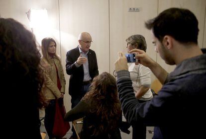 El candidat d'UDC a les generals, Josep Antoni Duran Lleida, xerra amb els periodistes després d'una roda de premsa a Barcelona.