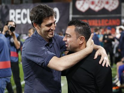 Andoni Iraola, entrenador del Rayo, saluda a Xavi Hernández antes del encuentro de este miércoles.
