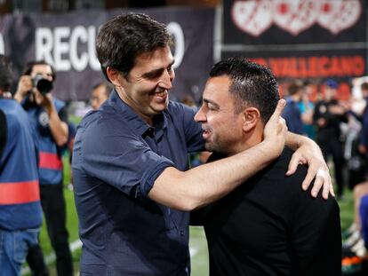 Andoni Iraola, entrenador del Rayo, saluda a Xavi Hernández antes del encuentro de este miércoles.