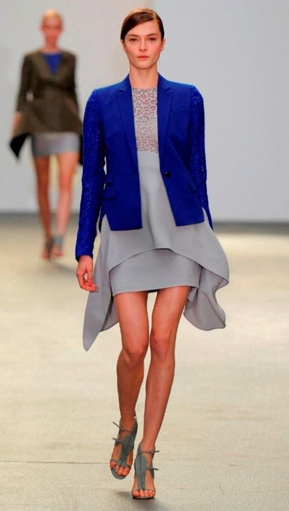 ANTONIO BERARDI "Vestido corto azulón con transparencia animal print en escote y bajo asimétrico" Compra 1275€ - Alquiler 139 € (24fab)