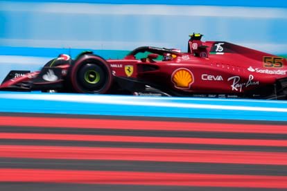 Carlos Sainz conduce su monoplaza durante la sesión de clasificación del Gran Premio de Francia, este sábado. 