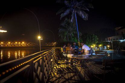 Lo único que parece concurrido es el Flamingo, restaurante y bar con piscina a orillas del río, desde donde se ve el icónico puente Faidherbe.