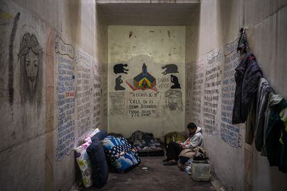 Un recluso descansa en una de las celdas de la comisaría de Ciudad Bolívar.
