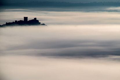 Vista del castillo de Monterrei entre un espeso manto de niebla al amanecer en la localidad de Verín, Ourense.
