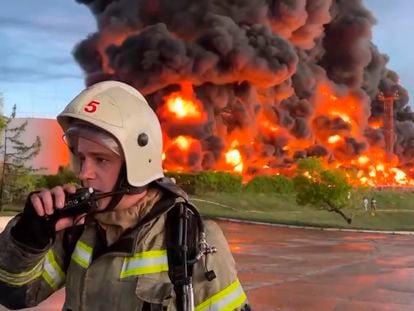 Un bombero, ante el incendio del depósito de combustible atacado con drones en Sebastopol (Crimea), en una captura de un vídeo publicado por el gobernador instalado por Rusia en la ciudad.