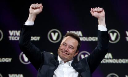 Elon Musk, director general de Tesla y SpaceX, además de propietario de la red social X (antes Twitter), hace un gesto de triunfador en una conferencia en París el pasado junio.