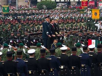 El expresidente Peña Nieto y el exjefe de la Fuerzas Armadas pasan revista a las tropas militares en la plancha del Zócalo