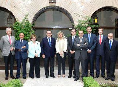 El ex consejero madrileño Alfredo Prada (cuarto por la izq.) posa junto a la alcaldesa de Chichón (a su dcha.) y miembros de su equipo en la Consejería